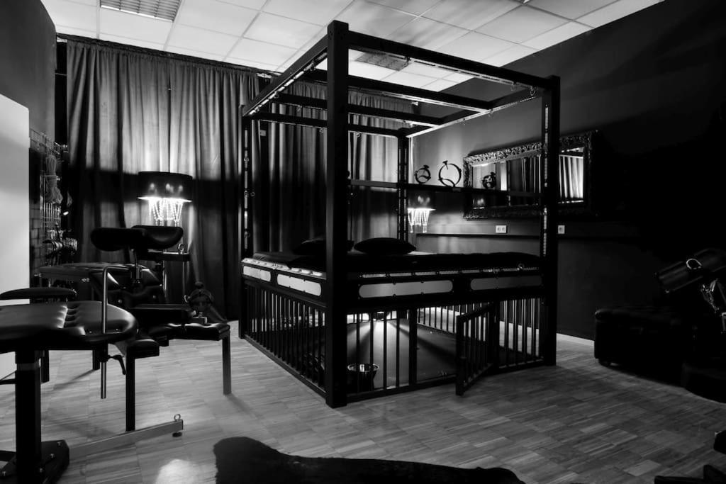 Fetischhaus Sm Apartment/Ferienwohnung Висбаден Екстериор снимка